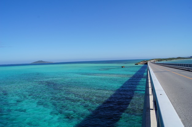 写真左側パワースポットの島大神島の写真。