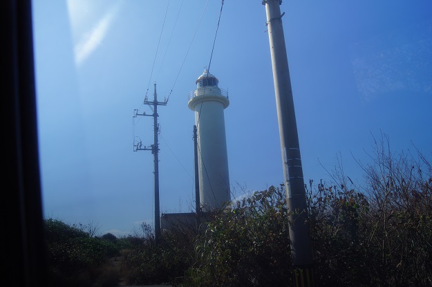 沖縄県宮古島市の池間島の北端に建つ大型灯台。沖縄県で5番目、先島諸島では初めて建てられた灯台で島内一高い池間灯台の写真。