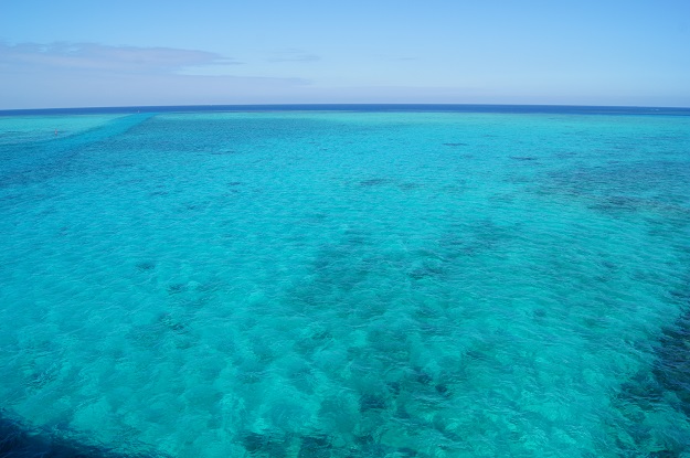 観光者や旅人を虜にする宮古島には、晴天の日は、写真のように青く透き通った海が360度パノラマで眺望することができる絶景スポットが多数存在します。