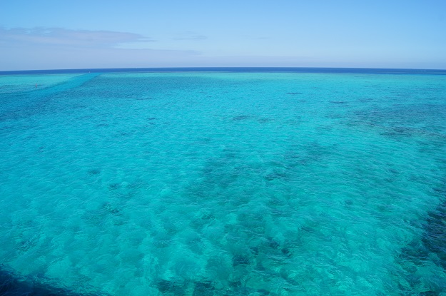観光者や旅人を虜にする宮古島には、晴天の日は、写真のように青く透き通った海が360度パノラマで眺望することができる絶景スポットが多数存在します。