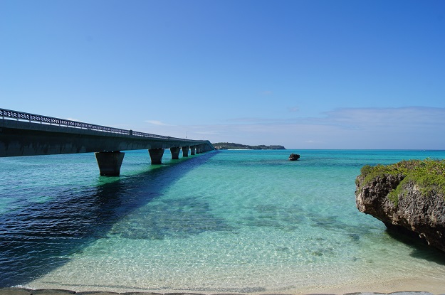 宮古島と池間島をつなぐ池間大橋の写真