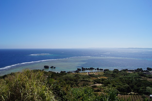 宮古大神島の展望台途中から海を眺めた写真。