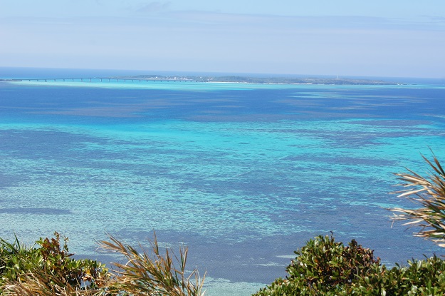 宮古島名物エメラルドブルーの海と珊瑚礁が広がる大神島周辺の風景写真
