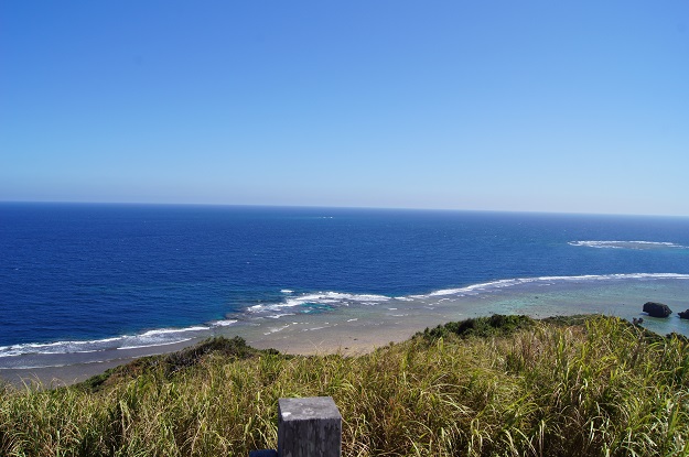大神島山頂付近から海を眺めた風景写真