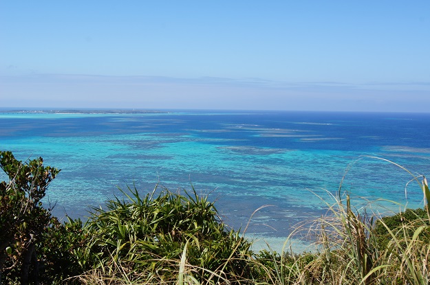 珊瑚礁に囲まれた大神島は、色鮮やかで透き通ったブルーやエメラルドグリーンが地平線の遥か彼方まできれいな海が広がる。